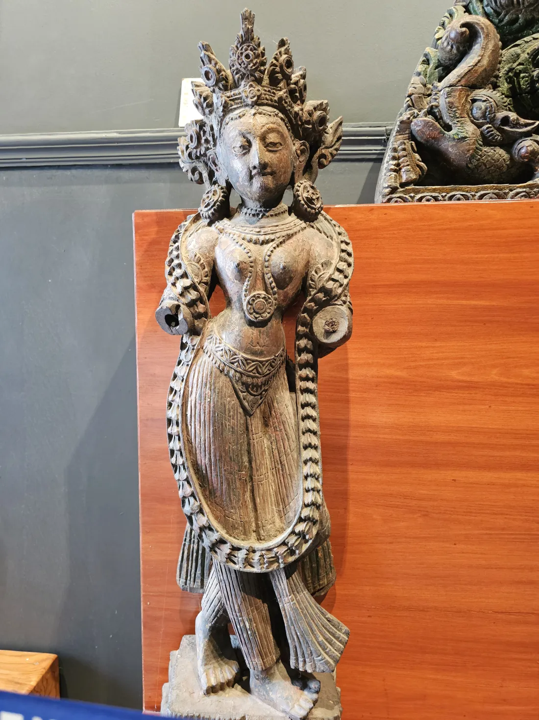 Tượng thiếu nữ dâng hoa tại bảo tàng delhi