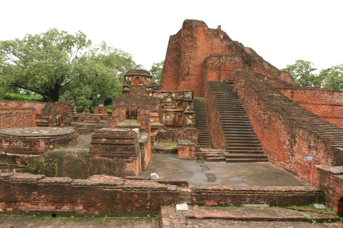 Tháp thờ ngài Xá Lợi Phất trong khuôn viên đại học Nalanda